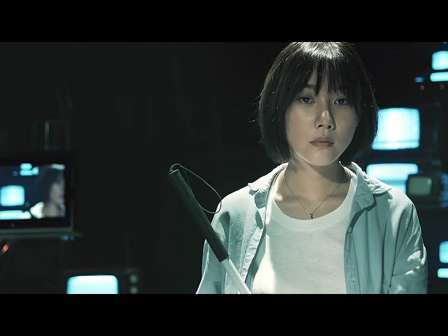 三个年轻人借义工之名欺负女盲人,谁知女盲人藏着一个恐怖的秘密!